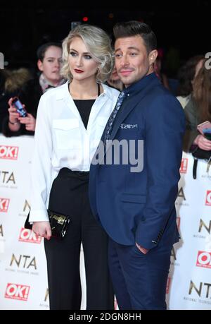 Ashley Slanina-Davies e Duncan James partecipano ai National Television Awards 2017 che si tengono all'O2 di Londra Foto Stock