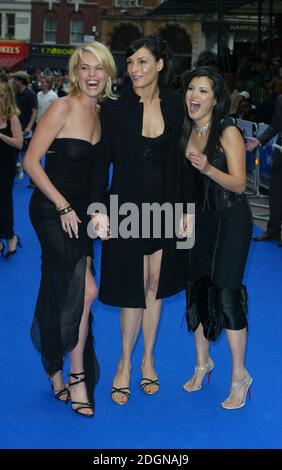 Rebecca Romijn-Stamos, Kelly Hu e Famke Janssen alla prima di Londra del film X Men 2 tenuto alla piazza Odeon Leicester. Intera lunghezza, ridendo. Â©doug peters/allaction.co.uk Foto Stock