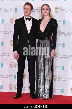 George MacKay e Sophie Turner nella sala stampa durante l'EE British Academy Film Awards tenutosi presso la Royal Albert Hall di Kensington Gore, Kensington, Londra. Data immagine: Domenica 12 febbraio 2017. Il credito fotografico dovrebbe essere: Doug Peters/ EMPICS Entertainment Foto Stock