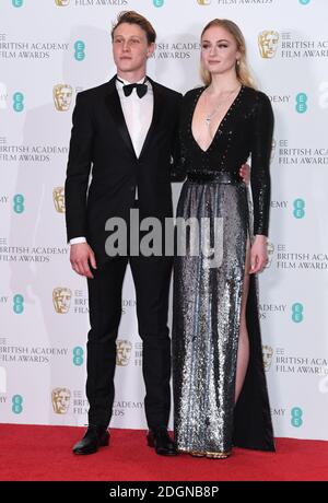 George MacKay e Sophie Turner nella sala stampa durante l'EE British Academy Film Awards tenutosi presso la Royal Albert Hall di Kensington Gore, Kensington, Londra. Data immagine: Domenica 12 febbraio 2017. Il credito fotografico dovrebbe essere: Doug Peters/ EMPICS Entertainment Foto Stock