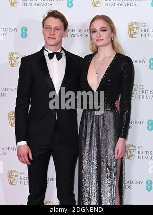 George MacKay e Sophie Turner nella sala stampa durante l'EE British Academy Film Awards tenutosi presso la Royal Albert Hall di Kensington Gore, Kensington, Londra. Data immagine: Domenica 12 febbraio 2017. Il credito fotografico dovrebbe essere: Doug Peters/ EMPICS Entertainment Foto Stock