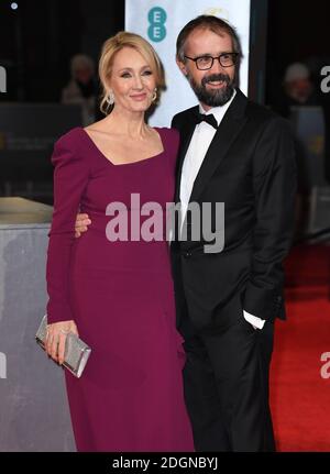 J. K. Rowling e Neil Murray partecipano all'EE British Academy Film Awards tenutosi presso la Royal Albert Hall di Kensington Gore, Kensington, Londra. Data immagine: Domenica 12 febbraio 2017. Il credito fotografico dovrebbe essere: Doug Peters/ EMPICS Entertainment Foto Stock