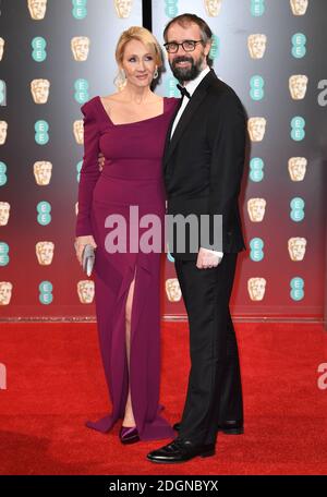 J. K. Rowling e Neil Murray partecipano all'EE British Academy Film Awards tenutosi presso la Royal Albert Hall di Kensington Gore, Kensington, Londra. Data immagine: Domenica 12 febbraio 2017. Il credito fotografico dovrebbe essere: Doug Peters/ EMPICS Entertainment Foto Stock