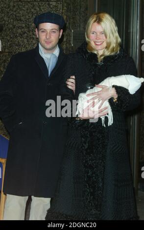 Claudia Schiffer lascia il Great Portland Hospital di Londra con il neonato Casper e il marito Matthew Vaughn. Â©Doug Peters/allaction.co.uk Foto Stock