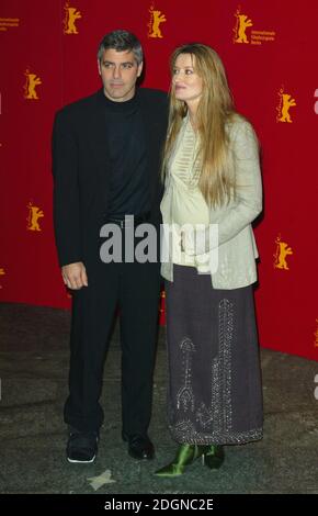 George Clooney e Natascha McElhone arrivano al Film Premier per 'Solaras' al Festival di Berlino. Lunghezza completa, lesione, gonna, tuta, capelli lunghi. Â©doug peters/allaction.co.uk Foto Stock