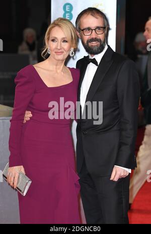 JK Rowling e Neil Murray partecipano all'EE British Academy Film Awards tenutosi presso la Royal Albert Hall di Kensington Gore, Kensington, Londra. Data immagine: Domenica 12 febbraio 2017. Il credito fotografico dovrebbe essere: Doug Peters/ EMPICS Entertainment Foto Stock