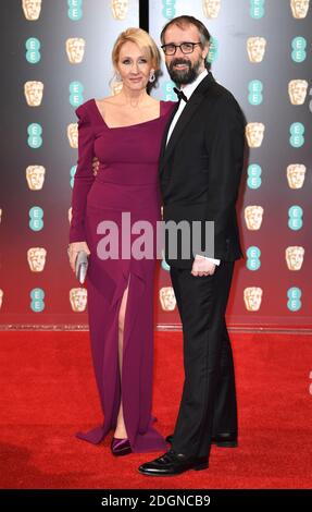 JK Rowling e Neil Murray partecipano all'EE British Academy Film Awards tenutosi presso la Royal Albert Hall di Kensington Gore, Kensington, Londra. Data immagine: Domenica 12 febbraio 2017. Il credito fotografico dovrebbe essere: Doug Peters/ EMPICS Entertainment Foto Stock