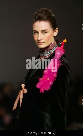 Erin o'Connor al Ronit Zilkha show, parte della London Fashion Week. Â©Doug Peters/allaction.co.uk Foto Stock