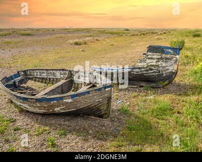 Scafi relitti di barche da pesca che giacciono in un paesaggio costiero di Marsh vicino Kessingland, Anglia orientale, Inghilterra Foto Stock