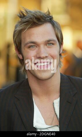 Will Young arriva al Brit Awards 2003 a Earls Court, Londra. Capezzetto, capelli spikey. Â©Doug Peters/allaction.co.uk Foto Stock