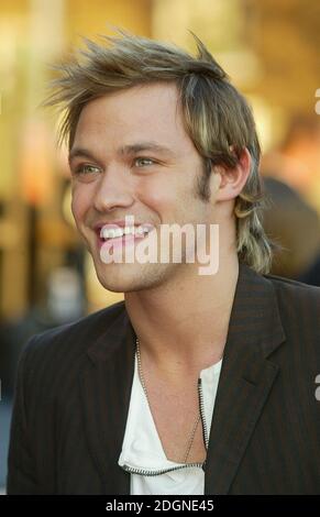 Will Young arriva al Brit Awards 2003 a Earls Court, Londra. Capezzetto, capelli spikey. Â©Doug Peters/allaction.co.uk Foto Stock