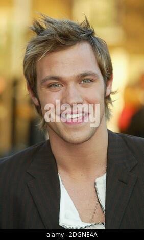 Will Young arriva al Brit Awards 2003 a Earls Court, Londra. Capezzetto, capelli spikey. Â©Doug Peters/allaction.co.uk Foto Stock