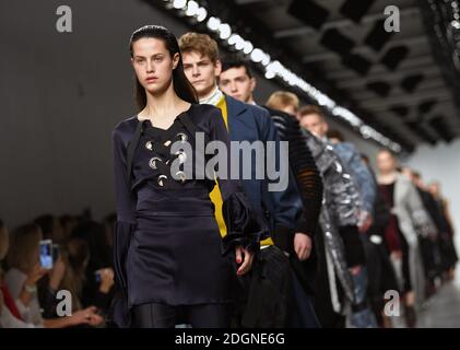 Modelli sulla passerella durante lo spettacolo Teatum Jones Autunno/Inverno 2017 London Fashion Week al BFC Show Space, 180 Strand, Londra. Il credito fotografico dovrebbe essere: Doug Peters/ EMPICS Entertainment Foto Stock