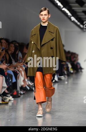 Modelli sulla passerella durante lo spettacolo Eudon Choi Autunno/Inverno 2017 London Fashion Week al BFC Show Space, 180 Strand, Londra. Il credito fotografico dovrebbe essere: Doug Peters/ EMPICS Entertainment Foto Stock