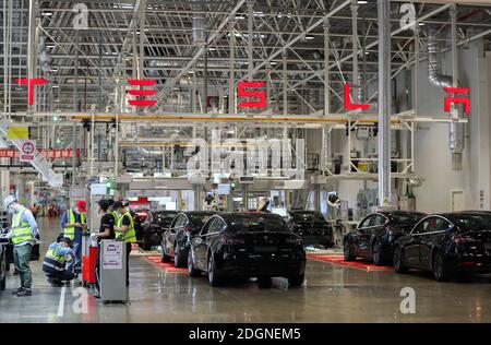 Pechino, Cina. 20 Nov 2020. I dipendenti lavorano al Tesla Gigafactory di Shanghai, Cina orientale, il 20 novembre 2020. Credit: Ding Ting/Xinhua/Alamy Live News Foto Stock