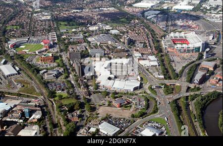 Vista aerea della zona di Old Trafford di Manchester guardando ovest Salite sulla A56 attraverso il White City Retail Park verso Stadio di calcio e campo da cricket Foto Stock