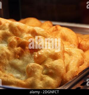 Un primo piano di un Langos ungherese appena fritto e fritto Foto Stock