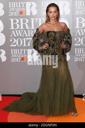 Rita ora partecipa al BRIT Awards 2017, tenutosi presso la O2 Arena di Londra. Foto data martedì 22 febbraio 2017. Il credito immagine dovrebbe essere Doug Peters/EMPICS Entertainment. Solo per uso editoriale - Nessun materiale promozionale. Foto Stock