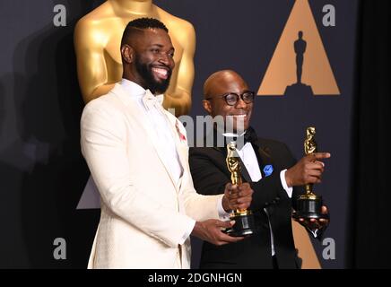 Lo scrittore/regista Barry Jenkins (R) e lo scrittore Trell Alvin McCraney, vincitori del miglior sceneggiatura adattata per 'Moonlight', nella sala stampa dell'89° Academy Awards tenutosi al Dolby Theatre di Hollywood, Los Angeles, CA, USA. Foto data domenica 26 febbraio 2017. Il credito immagine dovrebbe essere Doug Peters/EMPICS Entertainment. Foto Stock