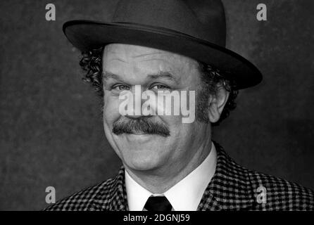 Editor Nota, ritaglio alternativo, immagine convertita in bianco e nero. John C. Reilly partecipa alla prima europea di Kong: Skull Island, tenutasi a Cineworld Empire Leicester Square, Londra. Foto data martedì 28 febbraio 2017. Il credito immagine dovrebbe essere Doug Peters/EMPICS Entertainment. Foto Stock
