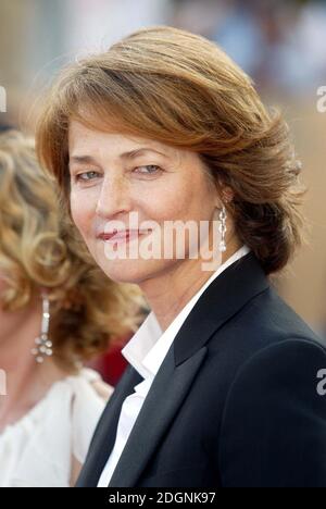 Charlotte Rampling alla prima della piscina, il Festival del Cinema di Cannes 2003. Colpo di testa. Â©Doug Peters/allaction.co.uk Foto Stock