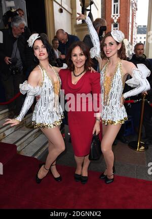 Arlene Phillips frequenta la notte di apertura della 42nd Street in aiuto dell'East Anglia's Children's Hospice, Theatre Royal, Drury Lane, Londra Foto Stock