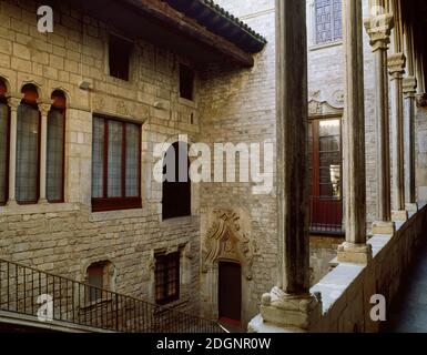 Spagna, Catalogna, Barcellona. Palau Berenguer Aguilar. L'edificio originale risale al 13 ° secolo, con lavori di ristrutturazione in corso tra il 15 ° e 18 ° secolo. Nell'aprile 1963 il Museo Picasso è stato aperto in questo palazzo. Foto Stock