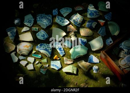 Collezione personale di antichi barili cinesi in ceramica provenienti dai cantieri di Pechino, Cina. Principalmente quella della dinastia Ming e Qing. Foto Stock