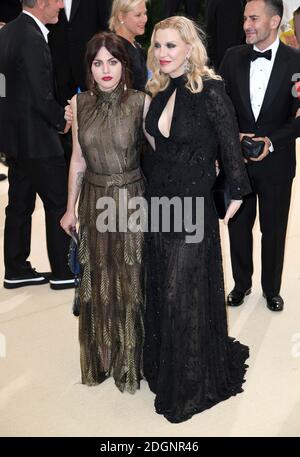 Frances Bean Cobain e Courtney Love partecipano al Metropolitan Museum of Art Costume Institute benefit Gala 2017, a New York City, USA. Il credito fotografico dovrebbe essere: Doug Peters/EMPICS Entertainment. Foto Stock