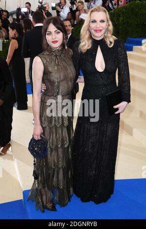 Frances Bean Cobai e Courtney Love partecipano al Metropolitan Museum of Art Costume Institute benefit Gala 2017, a New York City, USA. Il credito fotografico dovrebbe essere: Doug Peters/EMPICS Entertainment. Foto Stock