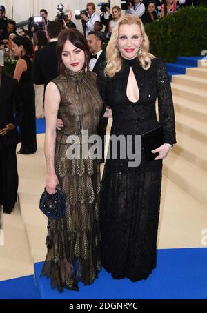 Frances Bean Cobai e Courtney Love partecipano al Metropolitan Museum of Art Costume Institute benefit Gala 2017, a New York City, USA. Il credito fotografico dovrebbe essere: Doug Peters/EMPICS Entertainment. Foto Stock