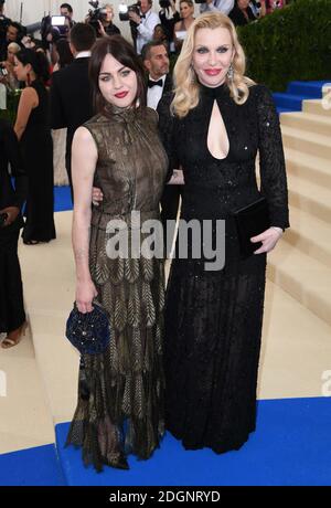 Frances Bean Cobai e Courtney Love partecipano al Metropolitan Museum of Art Costume Institute benefit Gala 2017, a New York City, USA. Il credito fotografico dovrebbe essere: Doug Peters/EMPICS Entertainment. Foto Stock