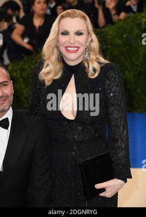 Courtney Love partecipa al Metropolitan Museum of Art Costume Institute benefit Gala 2017, a New York City, USA. Il credito fotografico dovrebbe essere: Doug Peters/EMPICS Entertainment. Foto Stock