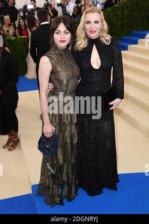 Frances Bean Cobain e Courtney Love partecipano al Metropolitan Museum of Art Costume Institute benefit Gala 2017, a New York City, USA. Il credito fotografico dovrebbe essere: Doug Peters/EMPICS Entertainment. Foto Stock