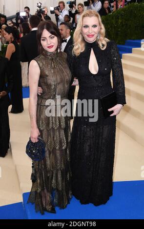 Frances Bean Cobain e Courtney Love partecipano al Metropolitan Museum of Art Costume Institute benefit Gala 2017, a New York City, USA. Il credito fotografico dovrebbe essere: Doug Peters/EMPICS Entertainment. Foto Stock