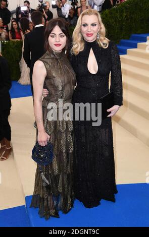 Frances Bean Cobain e Courtney Love partecipano al Metropolitan Museum of Art Costume Institute benefit Gala 2017, a New York City, USA. Il credito fotografico dovrebbe essere: Doug Peters/EMPICS Entertainment. Foto Stock