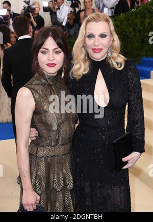 Frances Bean Cobain e Courtney Love partecipano al Metropolitan Museum of Art Costume Institute benefit Gala 2017, a New York City, USA. Il credito fotografico dovrebbe essere: Doug Peters/EMPICS Entertainment. Foto Stock