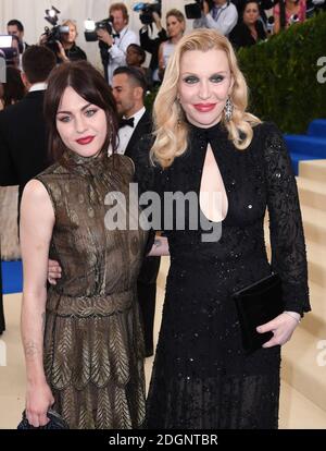 Frances Bean Cobain e Courtney Love partecipano al Metropolitan Museum of Art Costume Institute benefit Gala 2017, a New York City, USA. Il credito fotografico dovrebbe essere: Doug Peters/EMPICS Entertainment. Foto Stock