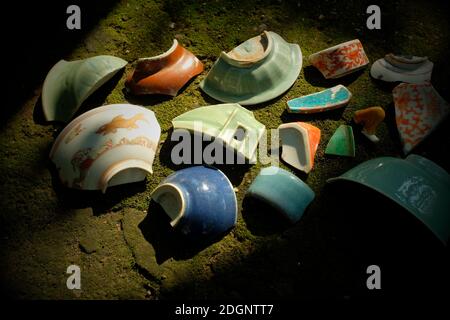 Collezione personale di antichi barili cinesi in ceramica provenienti dai cantieri di Pechino, Cina. Principalmente quella della dinastia Ming e Qing. Foto Stock