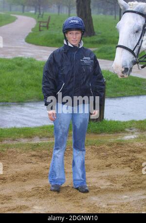 Zara Phillips e un cavallo meccanico che darà ai bambini del centro della città la possibilità di sentire ciò che è come un cavallo in Hyde Park a Londra. Cappello da equitazione a lunghezza intera. Foto Stock