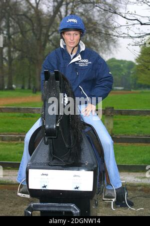 Zara Phillips e un cavallo meccanico che darà ai bambini del centro della città la possibilità di sentire ciò che è come un cavallo in Hyde Park a Londra. Cappello da equitazione a lunghezza intera. Foto Stock