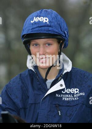 Zara Phillips e un cavallo meccanico che darà ai bambini del centro della città la possibilità di sentire ciò che è come un cavallo in Hyde Park a Londra. Cappello da maneggio. Foto Stock