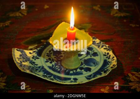 Un candelabro fatto da un guazzetto di Longquan Kiln della dinastia Yuan rotto sopra un pezzo di piatto blu e bianco della dinastia Ming. Foto Stock