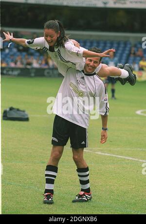 Lee Latchford Evans e Lisa Scott Lee di Steps alla Music Industry Soccer Six Charity Football Competition, che si tiene allo Stamford Bridge Ground, Londra, del Chelsea FC. Kit da calcio a lunghezza intera, divertente. Foto Stock