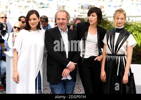 Marion Cotillard (a sinistra), Arnaud Desplechin (seconda a sinistra), Charlotte Gainsbourg (seconda a destra) e Alba Rohrwacher (a destra) che partecipano alla fotocellula Ismael's Ghosts nell'ambito del 70° Festival di Cannes. Il credito fotografico dovrebbe essere: Doug Peters/EMPICS Entertainment Foto Stock