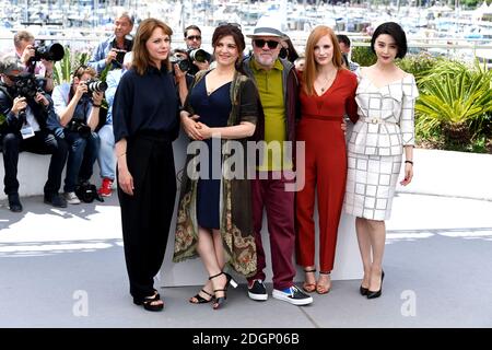 Maren Ade (a sinistra), Agnes Jaoui (seconda a sinistra), Pedro Almodovar (al centro), Jessica Chastain (seconda a destra) e Fan Bingbing (a destra) che partecipano alla fotocellula della giuria del Festival De Cannes come parte del 70° Festival di Cannes. Il credito fotografico dovrebbe essere: Doug Peters/EMPICS Entertainment Foto Stock