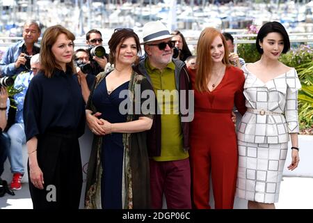 Maren Ade (a sinistra), Agnes Jaoui (seconda a sinistra), Pedro Almodovar (al centro), Jessica Chastain (seconda a destra) e Fan Bingbing (a destra) che partecipano alla fotocellula della giuria del Festival De Cannes come parte del 70° Festival di Cannes. Il credito fotografico dovrebbe essere: Doug Peters/EMPICS Entertainment Foto Stock