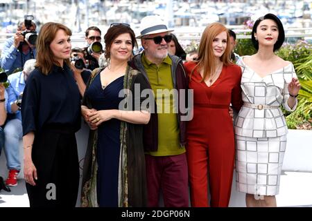 Maren Ade (a sinistra), Agnes Jaoui (seconda a sinistra), Pedro Almodovar (al centro), Jessica Chastain (seconda a destra) e Fan Bingbing (a destra) che partecipano alla fotocellula della giuria del Festival De Cannes come parte del 70° Festival di Cannes. Il credito fotografico dovrebbe essere: Doug Peters/EMPICS Entertainment Foto Stock