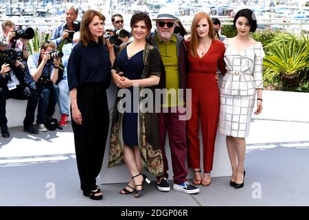 Maren Ade (a sinistra), Agnes Jaoui (seconda a sinistra), Pedro Almodovar (al centro), Jessica Chastain (seconda a destra) e Fan Bingbing (a destra) che partecipano alla fotocellula della giuria del Festival De Cannes come parte del 70° Festival di Cannes. Il credito fotografico dovrebbe essere: Doug Peters/EMPICS Entertainment Foto Stock