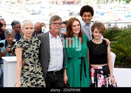 Michelle Williams (a sinistra), Todd Haynes (seconda a sinistra), Julianne Moore (al centro), Jaden Michael (seconda a destra) e Millicent Simmonds (a destra) che partecipano alla fotocellula Wonderstruck come parte del 70° Festival di Cannes. Il credito fotografico dovrebbe essere: Doug Peters/EMPICS Entertainment Foto Stock